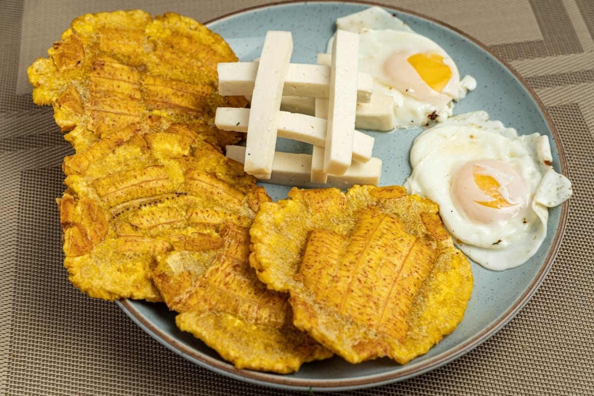 Patacones con Queso Fresco y 2 Huevos