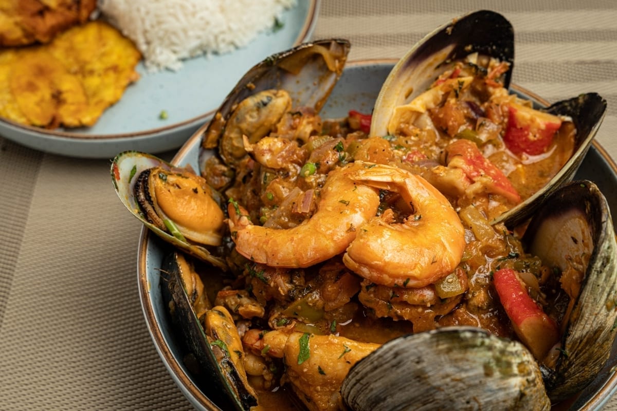 Sudado de Mariscos con Corvina